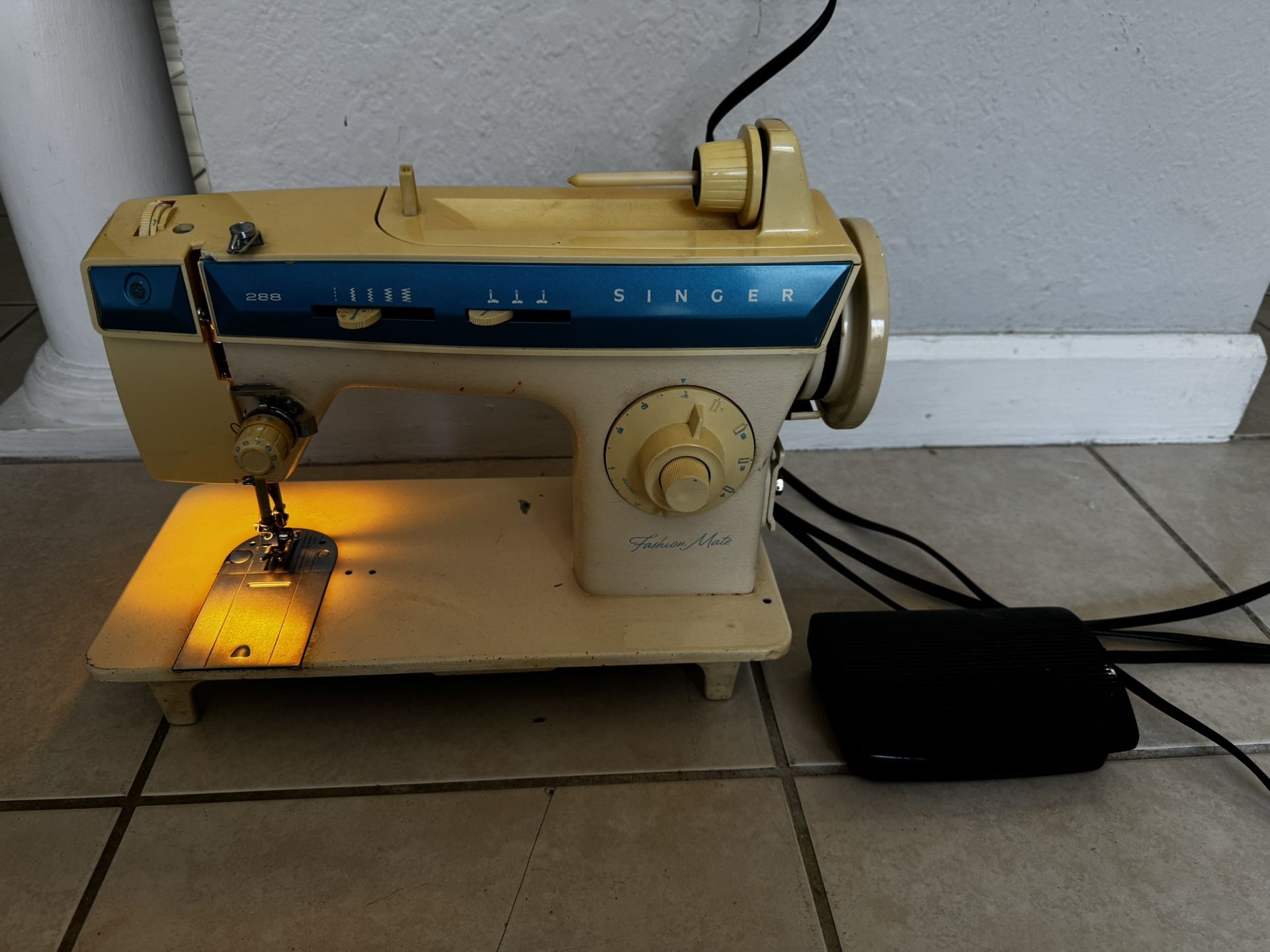 Singer 288 Sewing Machine . Used I’m Good Condition. Location West Kendall . 33194 .