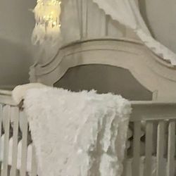 Baby Crib Excellent Condition Luxury Paid Over $600 $280 Price Is Firm