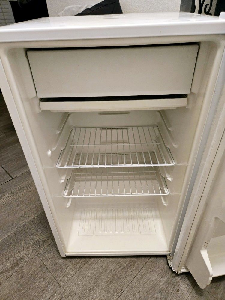 Sanyo Mini Fridge/ Freezer