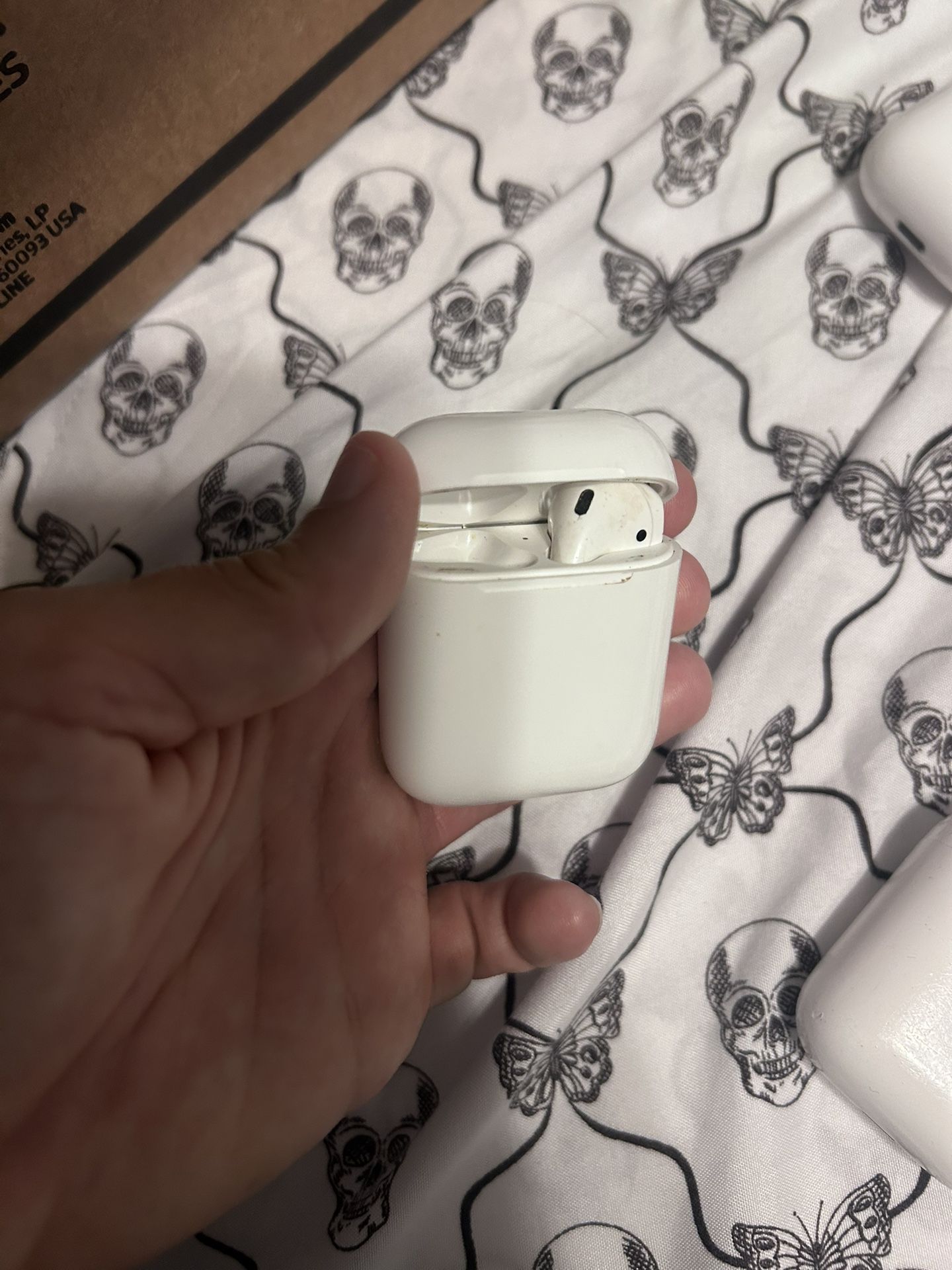 Airpods 2nd gen with case