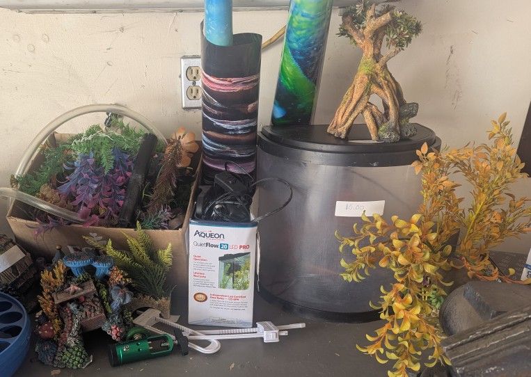 5 Gallon Fish Tank, With A lot Of Acceories Fake Plants