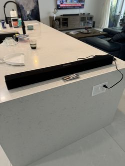 VIZIO SOUND BAR - WALL MOUNTABLE IN GREAT USED CONDITION!