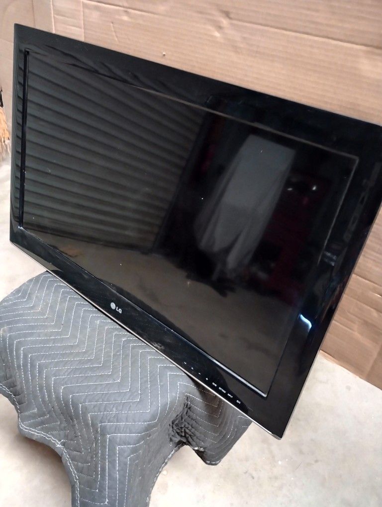 Lg 32" Tv With Wall Mount