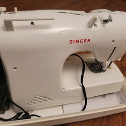 singer sewing machine like new 