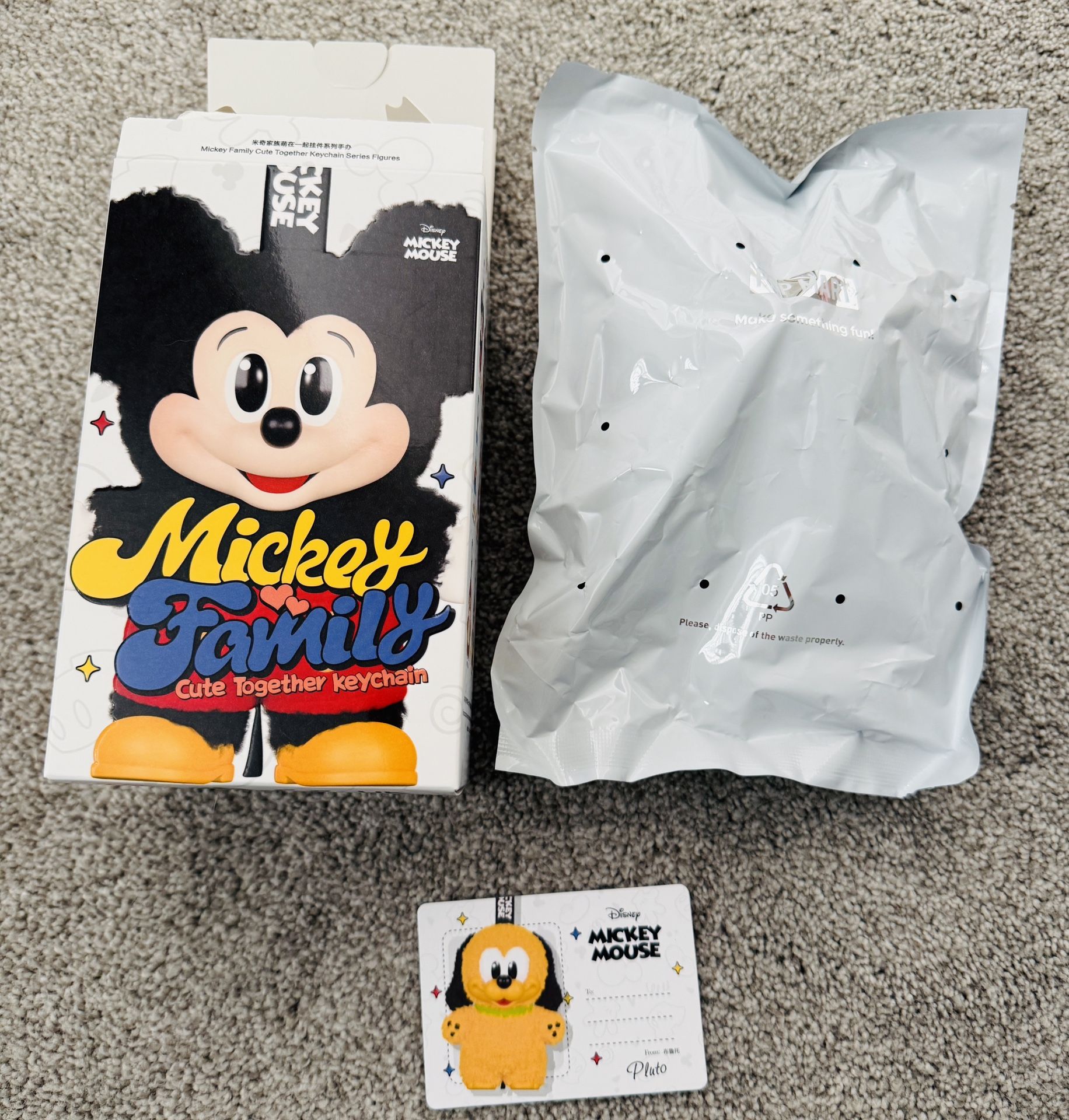 AUTHENTIC- Pluto- MICKEY FAMILY CUTE TOGETHER KEY CHAIN