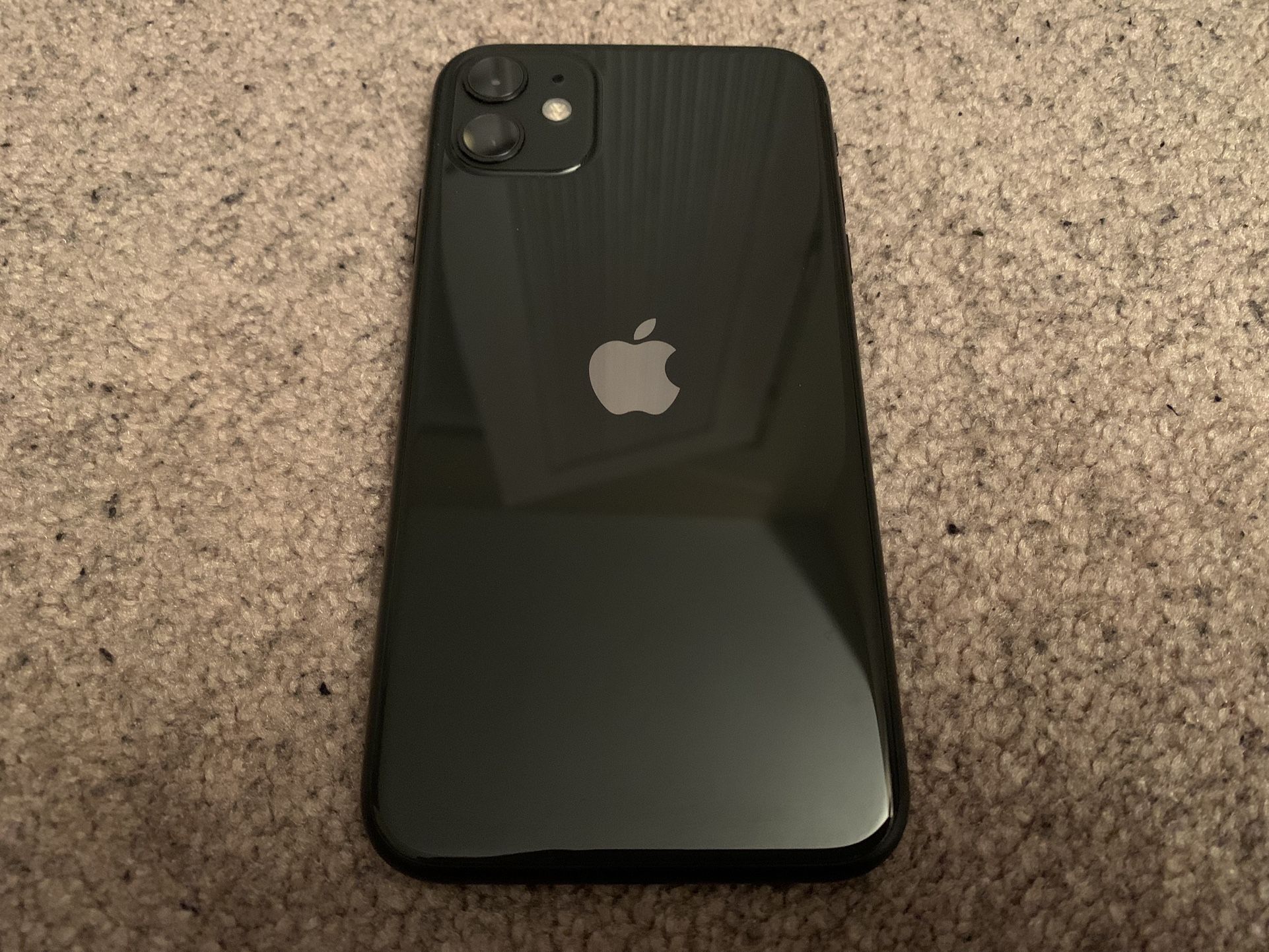 Like New, Unlocked iPhone 11 64gb!!!