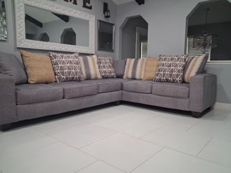 Sectional.  Grey color.  I Can delivery for extra fee