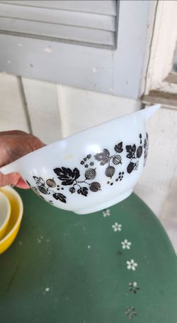 Pyrex Black & White Gooseberry Cinderella Bowl