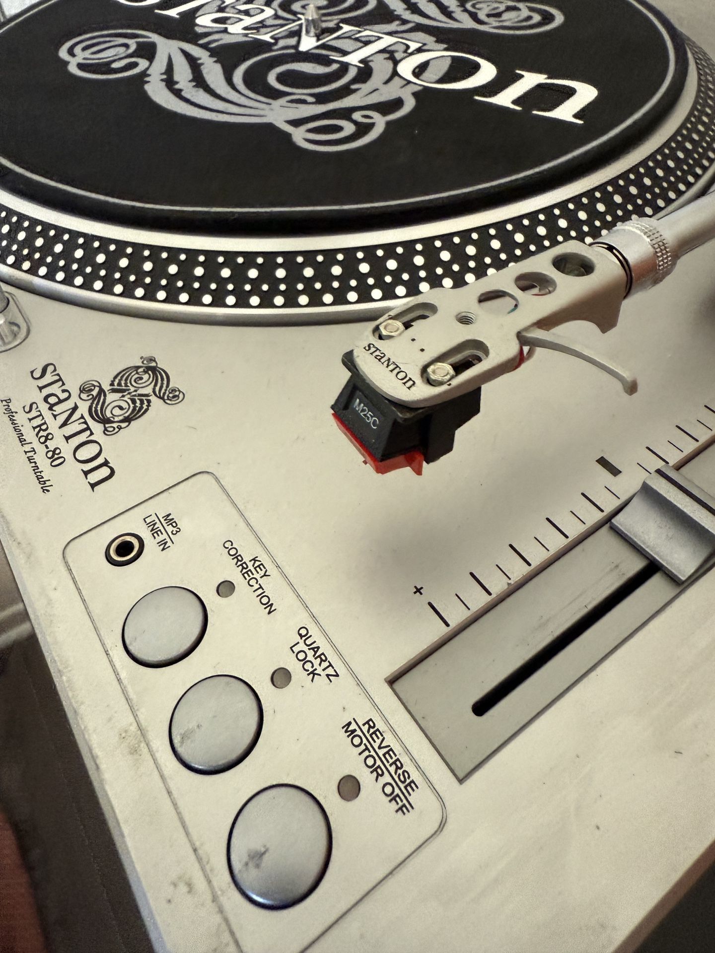 Stanton STR8-80 professional DJ turntable