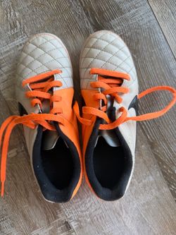 Youth soccer cleats