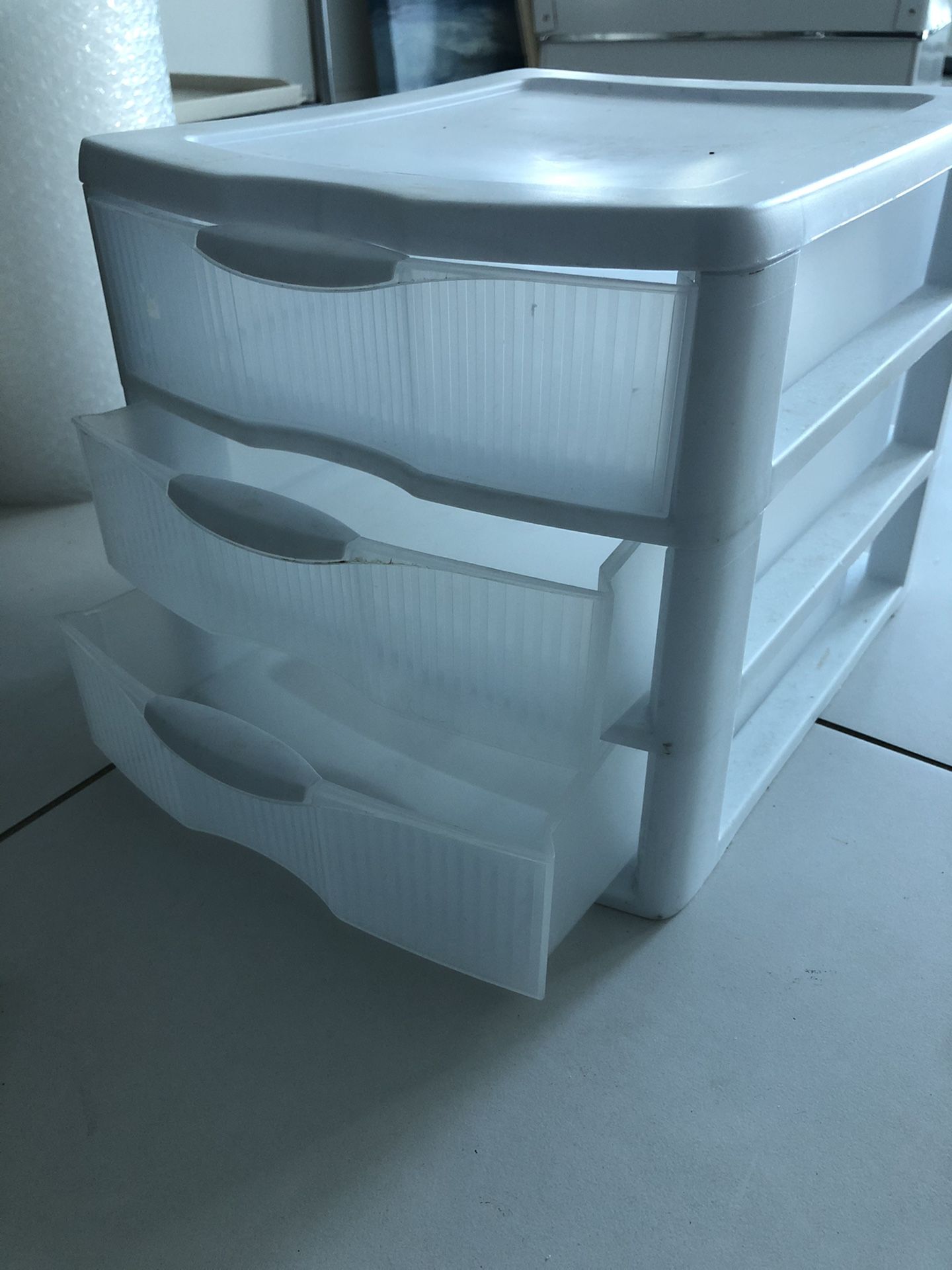 Small storage container