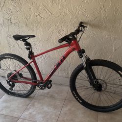 Giant Mountain Bike Like New 