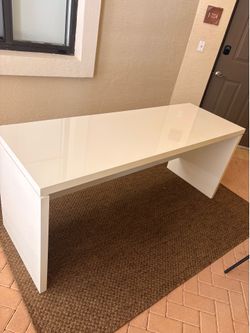 White lacquered deal