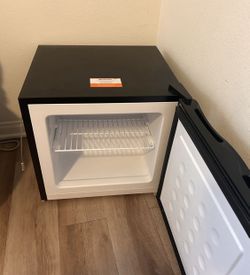 1.2 Cubic Retro Upright Freezer With Delivery 