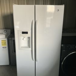 GE Refrigerator Side By Side Everything Works Good Price $340 One Month Warranty 