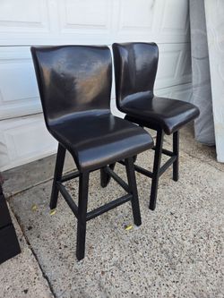 Two counter height chairs/ Dos sillas altas