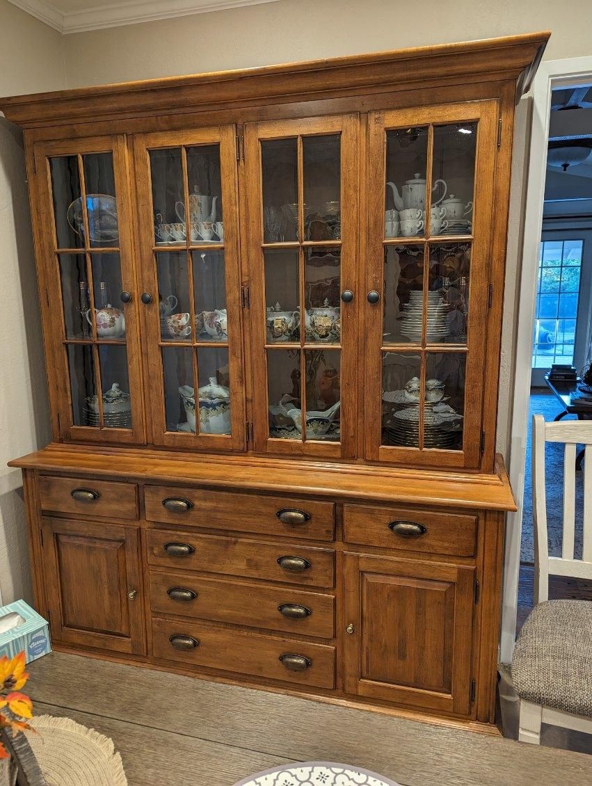 Ethan Allen China buffet With The Hutch