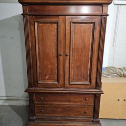 Hutch / Armoire