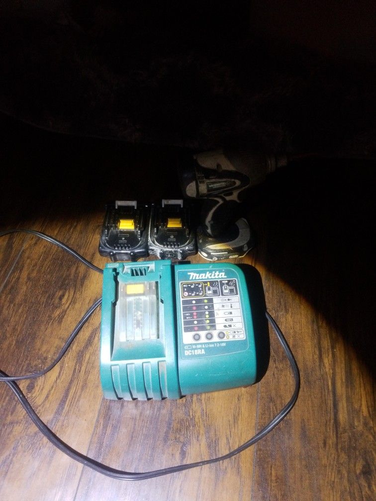 Makita Impact Gun With 2 Battferies, Charger