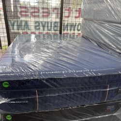 QUEEN SIZE STEARNS & FOSTER RESERVE PILLOW TOP MATTRESS & BOX SPRING BED SET