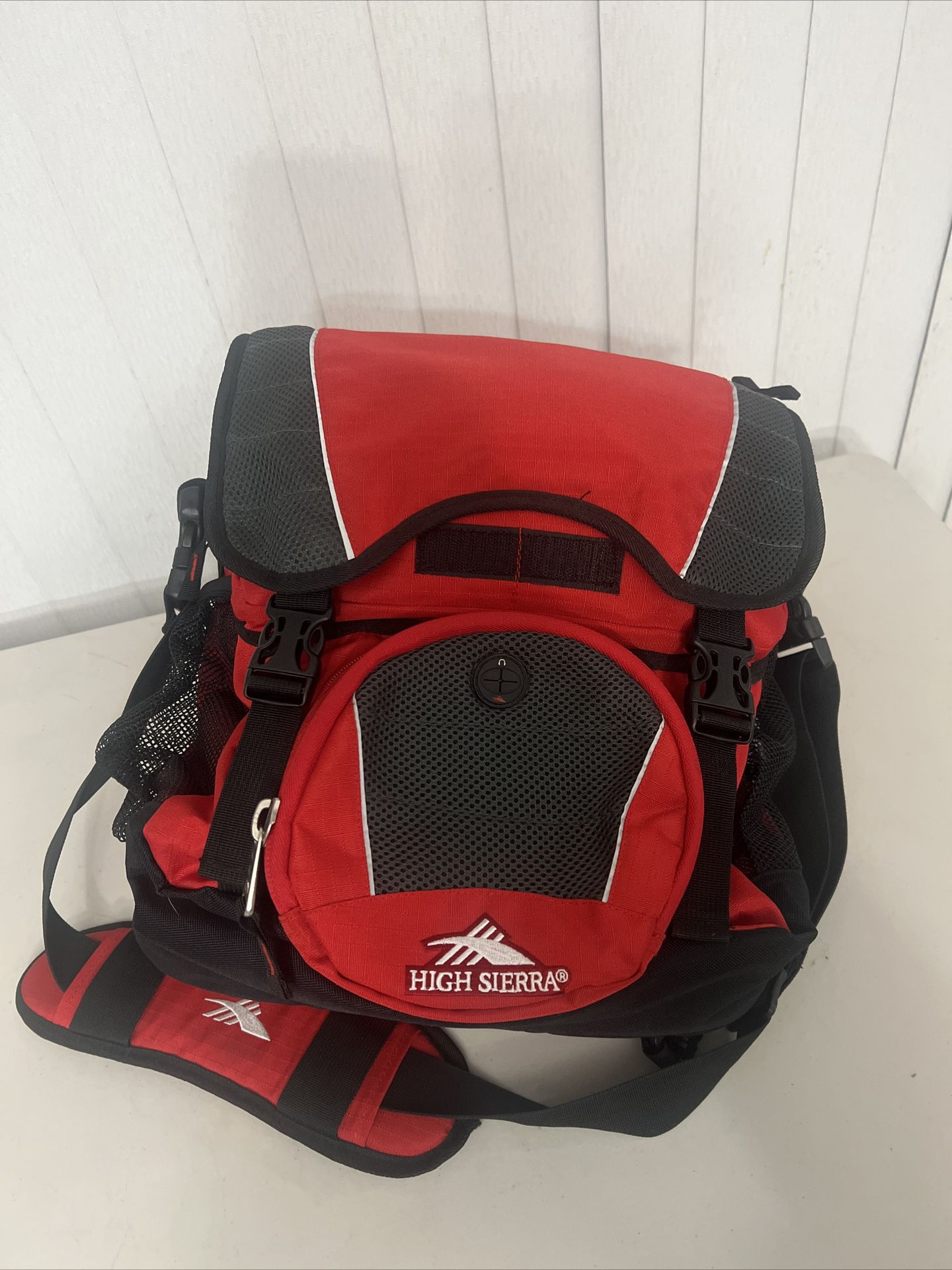 High Sierra Red Multi Function Backpack Shoulder Bag Great Condition. This backpack is small but versatile and is in excellent cosmetic condition and 