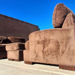 Nice 4-Piece Living Room Set
Includes:
• 1 large couch
• 2 sofa chairs
• 1 large matching ottoman
The best part about this set is that all cushion cov