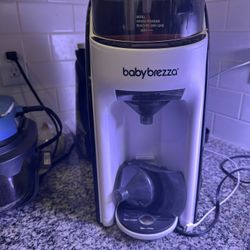 Baby Brezza Formula Formula Dispenser Machine - Automatically Mix a Warm Formula Bottle Instantly - Easily Make Bottle with Automatic Pow