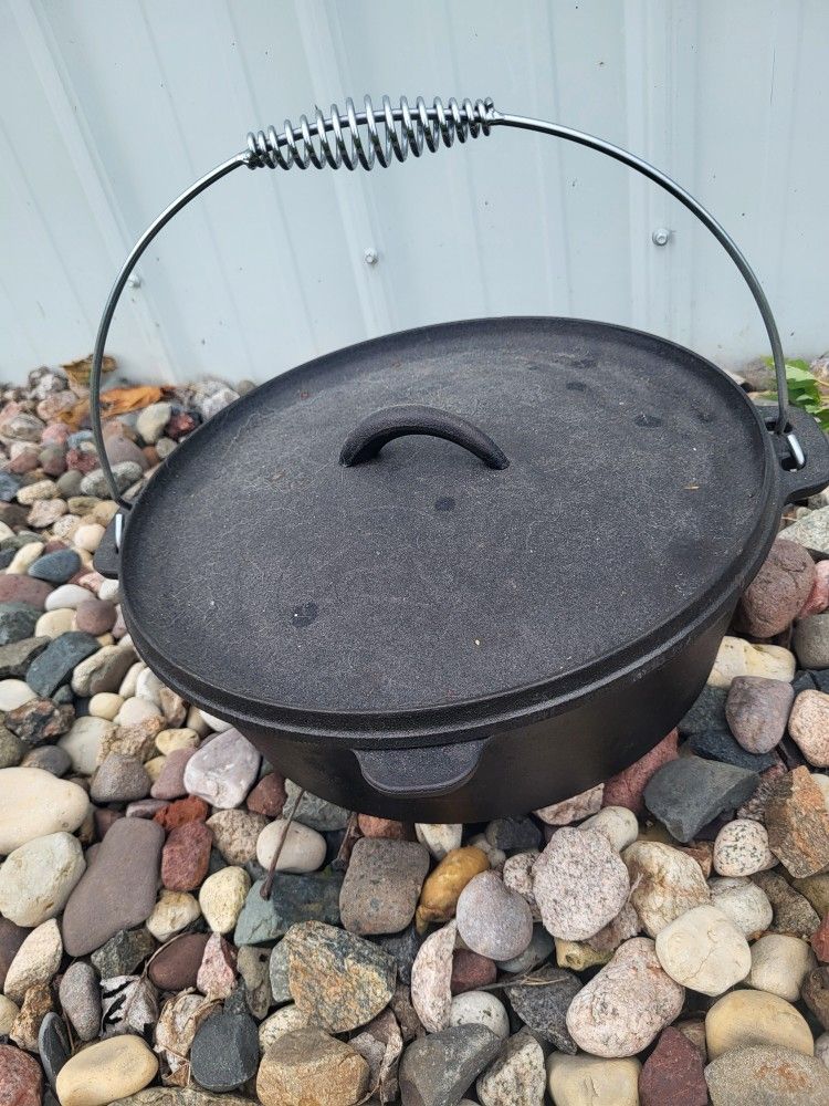 Cast Iron Dutch Oven pot with lid