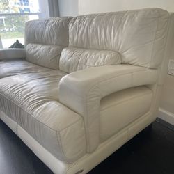 LOVE SEAT  LEATHER CINDY CRAWFORD HOME