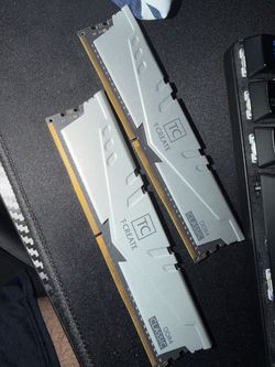 4 Sticks, 8GB each total of 32GB RAM DDR4
