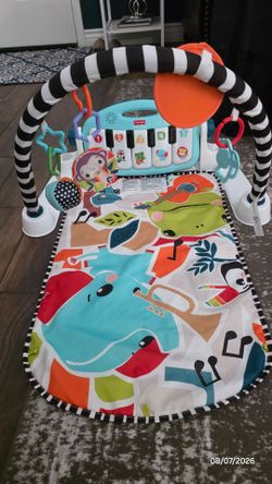 Fisher-Price Glow & Grow Kick and Play Piano Gym