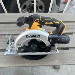 New 20v Dewalt 6 1/2 Brushless Saw  Tool Only