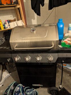Nextgrill 4 burner silver and blk only used 4 times