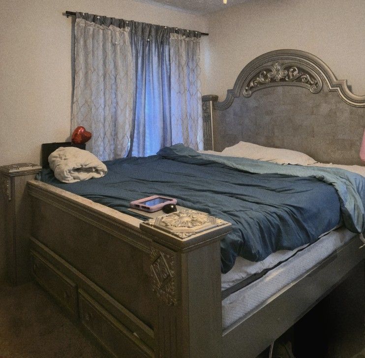 King Size Bedframe and Dresser for Sale!