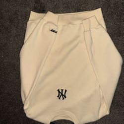 WOMENS  🔥 Yankees Pro Standard Cream Crewneck (M) – Brand New w/ Tags!