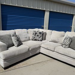 DELIVERY AVAILABLE 🚚🚛🚚 super Nice 2 Piece Beige Sectional!