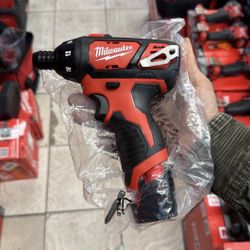 Milwaukee M12 Screwdriver With Battery 