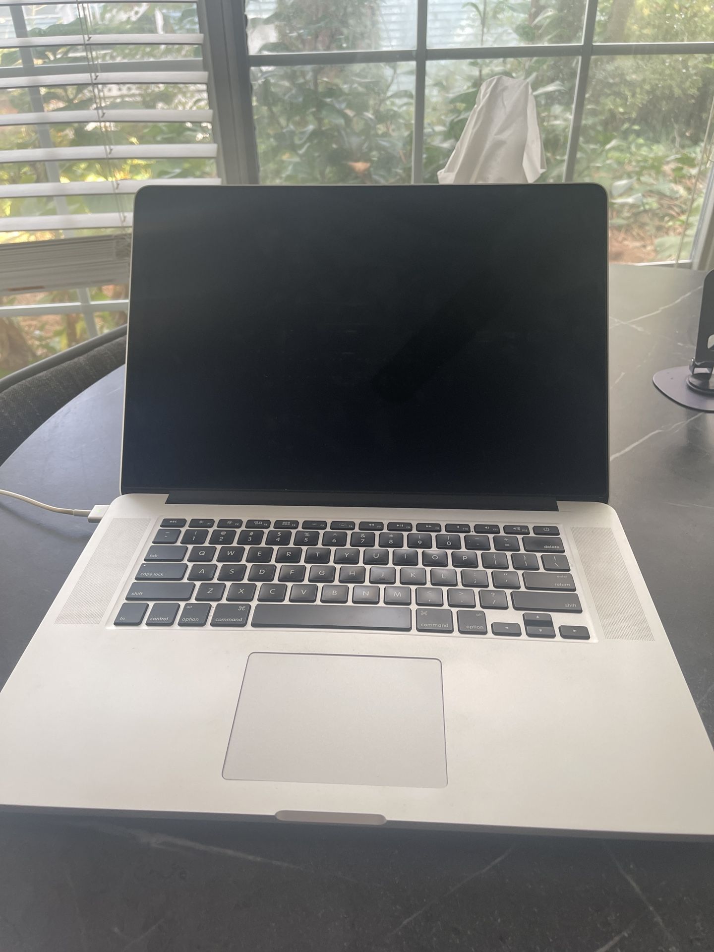 MacBook Pro 15” Retina (Mid 2015) – i7 / 16GB / {256GB SSD} – Good Condition – Original Charger