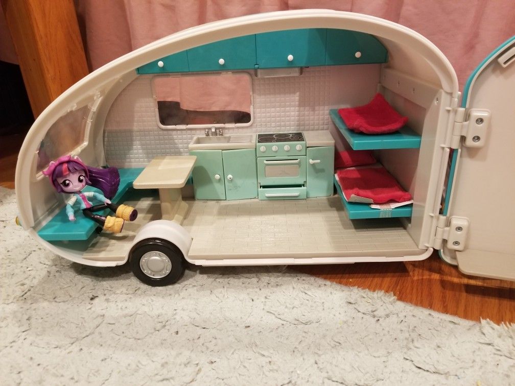 Battat Lori Roller Glamp 123 Camper Trailer for 6” Dolls Plus convertible car.