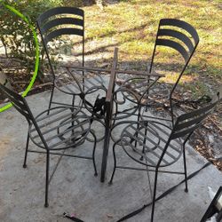 Súper Cute ,  And Easy To Fit Anywhere  , Vintage Wrought Iron Bistro Table And Chair Set 