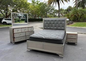 Beautiful Bedroom Set Queen Size Solid Wood Silver Color In Excellent Condition by Coaster Furnitur