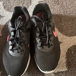 Women’s Nikes 7.5