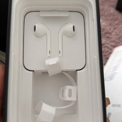 EarPods - Never Used Comes With Box 