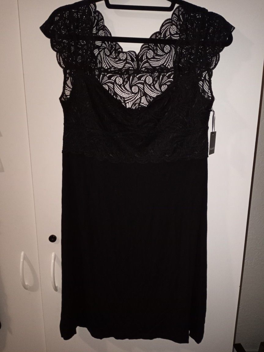 New Beautiful Black Nightgown Lace Top And soft material under the lace down.
Oscar de La Renta Robe Size L On Both