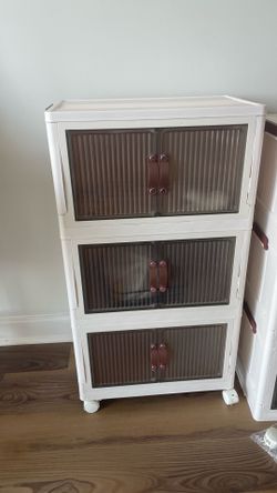Storage with lockable wheels