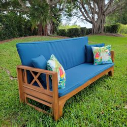 Outdoor wood versatile daybed