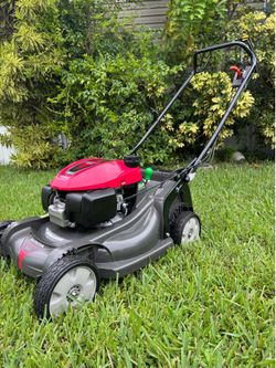 HONDA HRX-217 /200cc  LAWNMOWER IS SELF PROPELLED. TWIN BLADE . XENOY DECK NEVER GER RUST, DENT or CORRODE Incredibly strong.. . . working perfectly ,