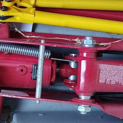 car jack/hitch/wire cutters