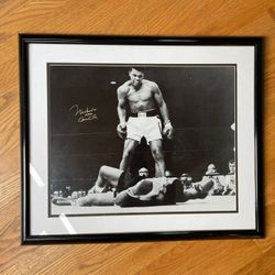 Muhammad Ali signed, framed & verified Nphoto Muhammad Ali Vs Sonny Liston