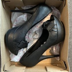 Black Heels Size 8–P/U Near Old River & Harris 